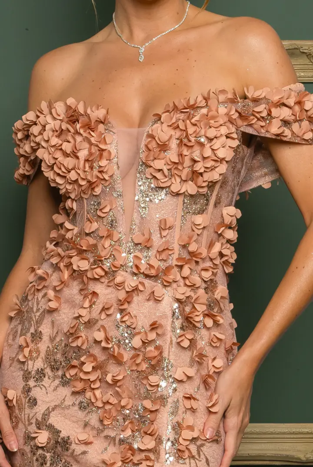 Robe de bal formelle à épaules dénudées – Fleurs 3D, paillettes, traîne majestueuse, bonnets intégrés